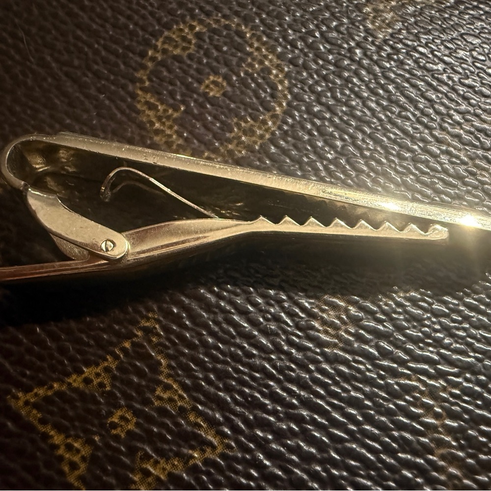 Men’s Brushed Gold Burberry Tie Clip. Like New In Excellent Condition. - Picture 4 of 4